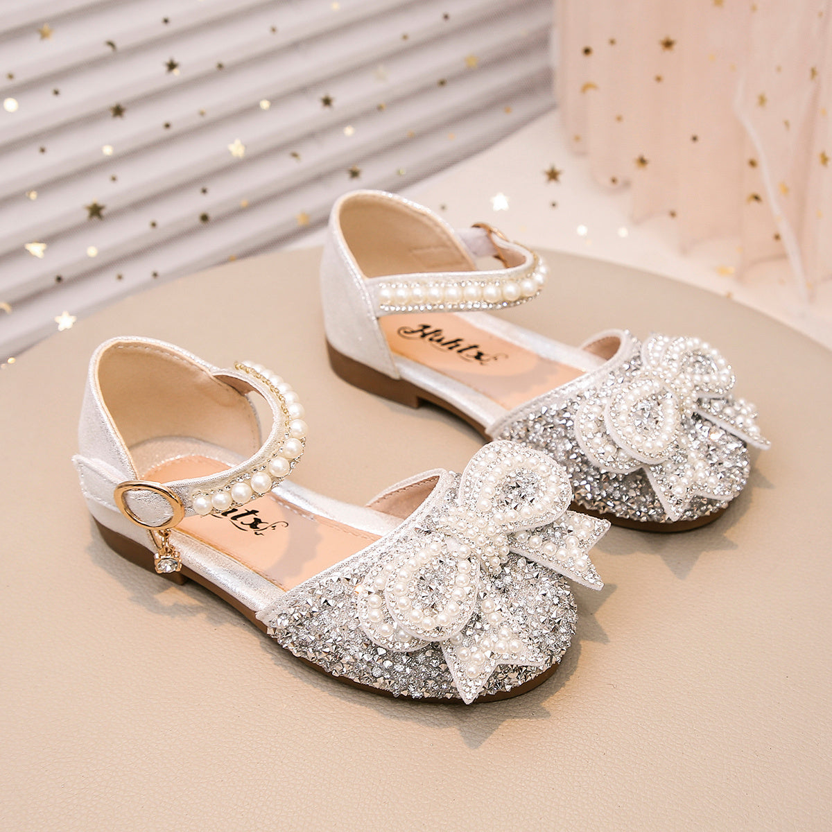 1 Pair of Girls' Pink Rhinestone Pearl Bow Decorated Glitter PU Spliced Round Toe Flat Sandals, Suitable for Daily Wear, Dance, Outdoors, Festivals, Parties, Sequin Decorated Princess Shoes, Suitable for Spring, Summer, and Autumn