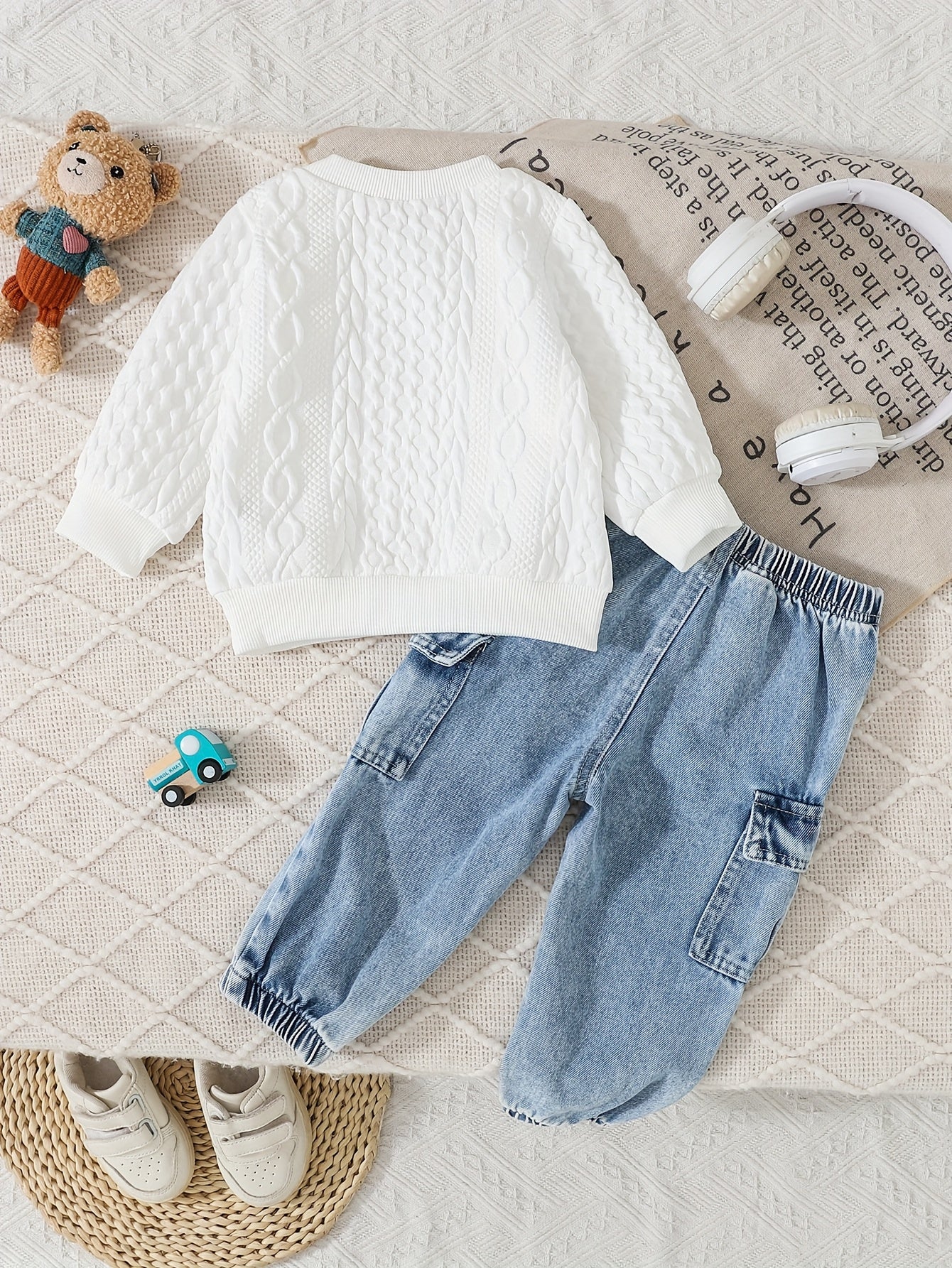 2-Piece Cute Set: Bear Patch Texture Crew Neck Sweatshirt, Workwear Style Denim Jeans, Multi-Pocket Jogger Pants Set