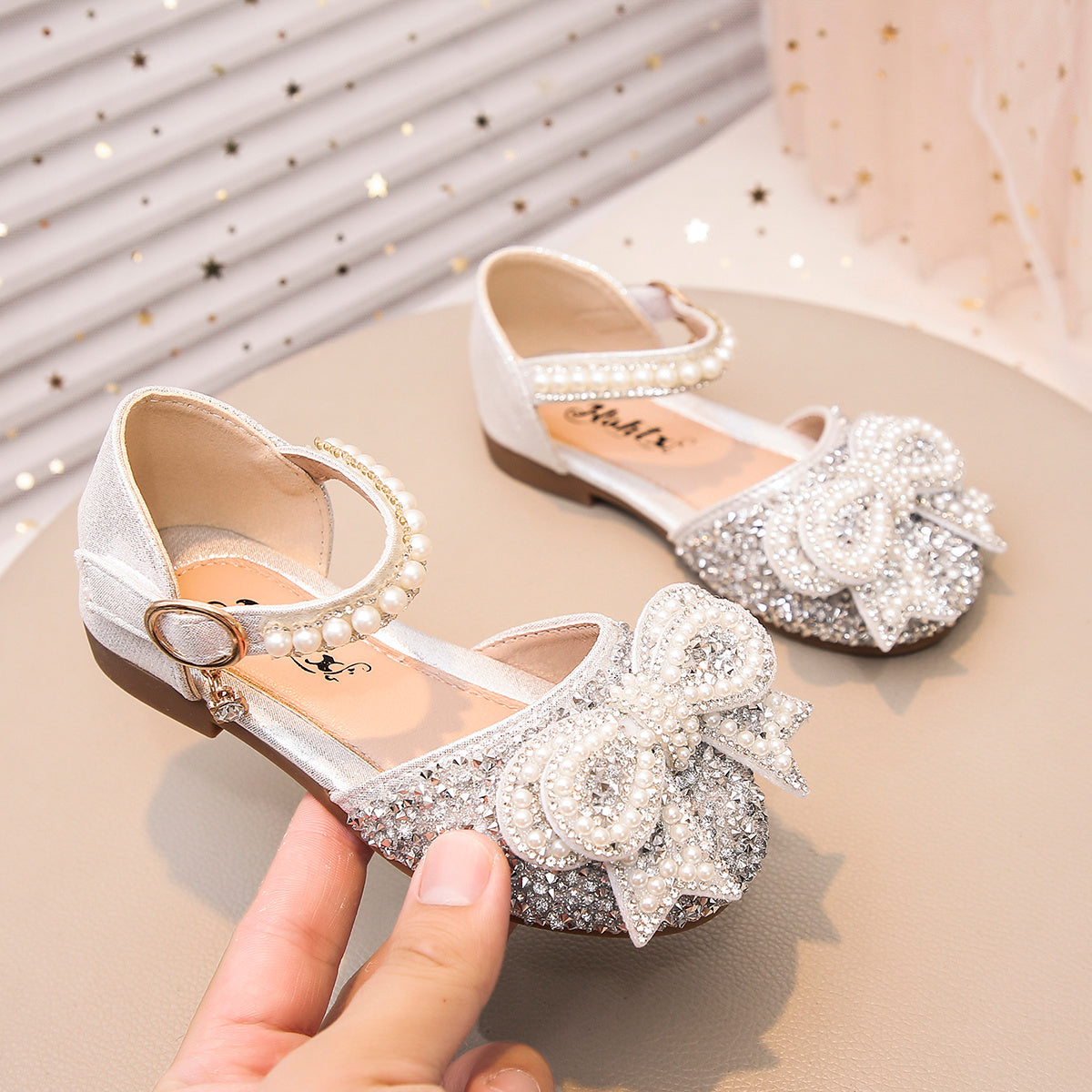 1 Pair of Girls' Pink Rhinestone Pearl Bow Decorated Glitter PU Spliced Round Toe Flat Sandals, Suitable for Daily Wear, Dance, Outdoors, Festivals, Parties, Sequin Decorated Princess Shoes, Suitable for Spring, Summer, and Autumn
