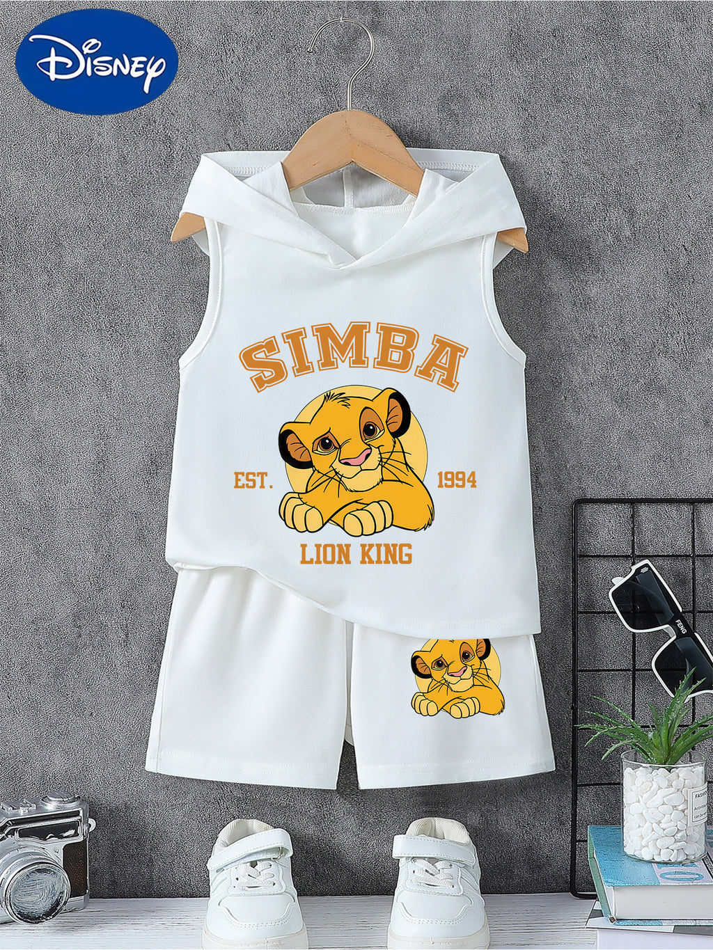 Official The Lion King Simba Set with English Design Print for Boys Aged 12 and Under, Summer Outfit for Boys, Sleeveless Hooded Cartoon Print Vest + Shorts 2pcs Set, Comfortable Daily, Fashionable Trendy Print, Suitable for Daily