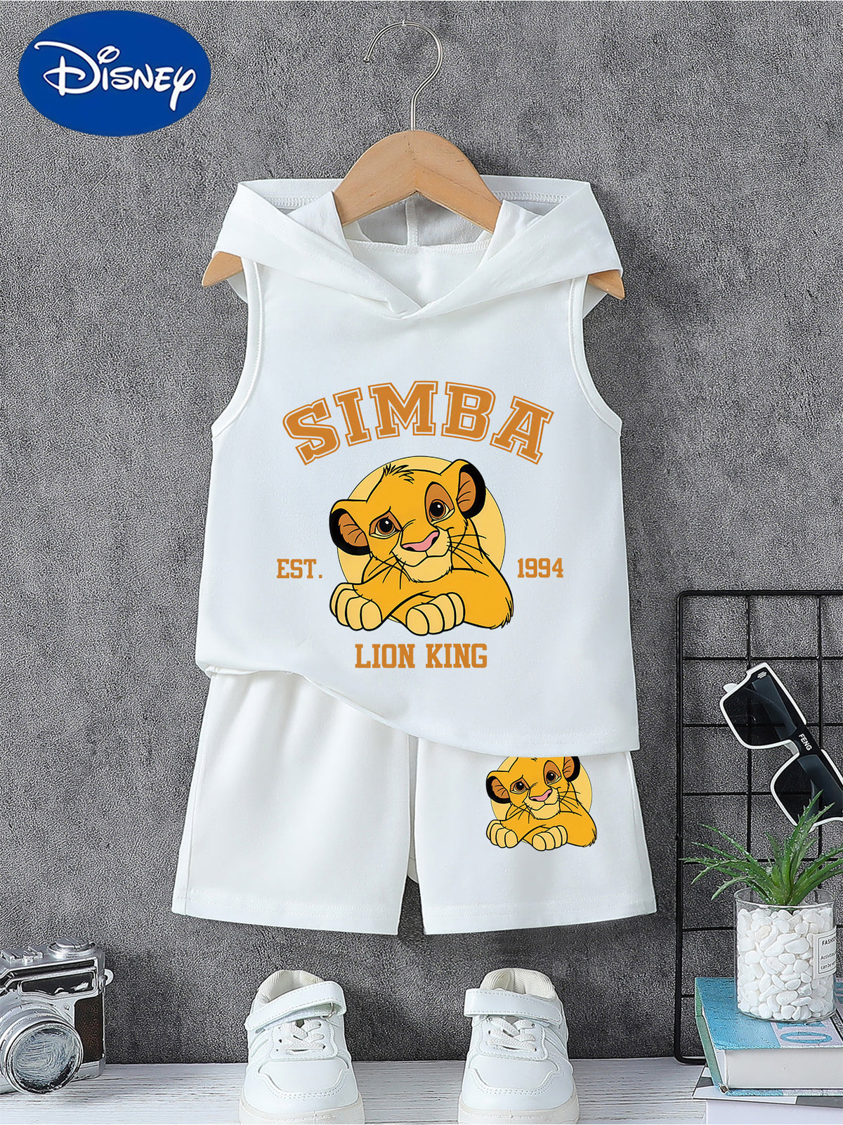 Official The Lion King Simba Set with English Design Print for Boys Aged 12 and Under, Summer Outfit for Boys, Sleeveless Hooded Cartoon Print Vest + Shorts 2pcs Set, Comfortable Daily, Fashionable Trendy Print, Suitable for Daily