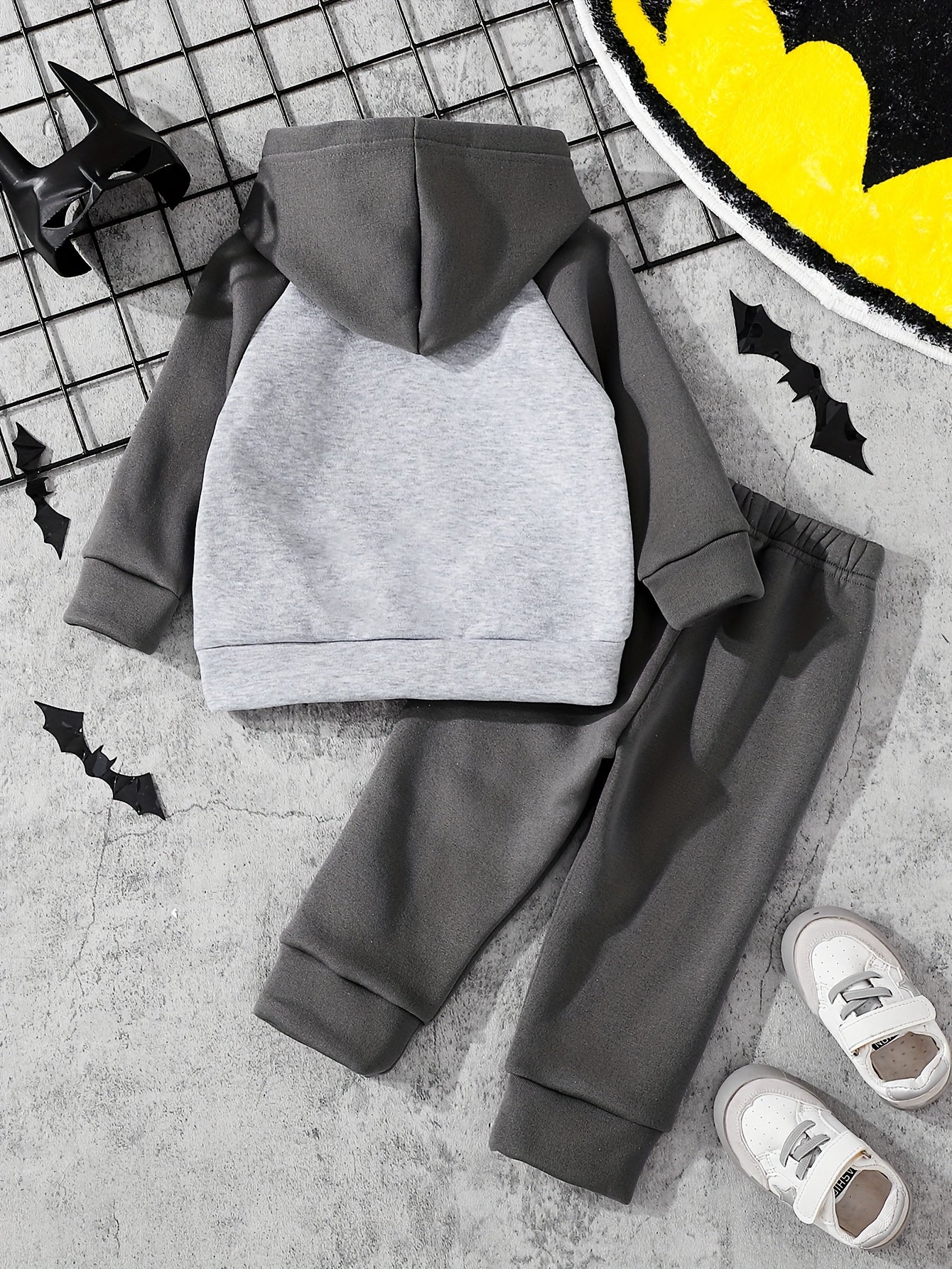 Warner Series Boys' Autumn/Winter New Batman Series Set: "Batman Logo and Lettering" Printed Dark Gray + Light Gray 2-Color Spliced Raglan Sleeve -Lined Warm Hooded Sweatshirt with Long Sleeves, Stylish Daily Comfortable Versatile Casual Outdoor