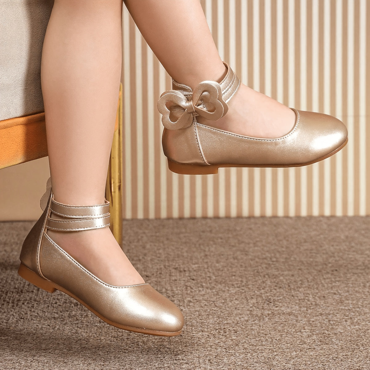 1 Pair Girls' Champagne Bow Mary Jane Princess Shoes, Double-Layer Ankle Hook-And-Loop Closure, Easy on And Off. Suitable for School Activities, Weddings, Birthday Parties, And Daily Outings