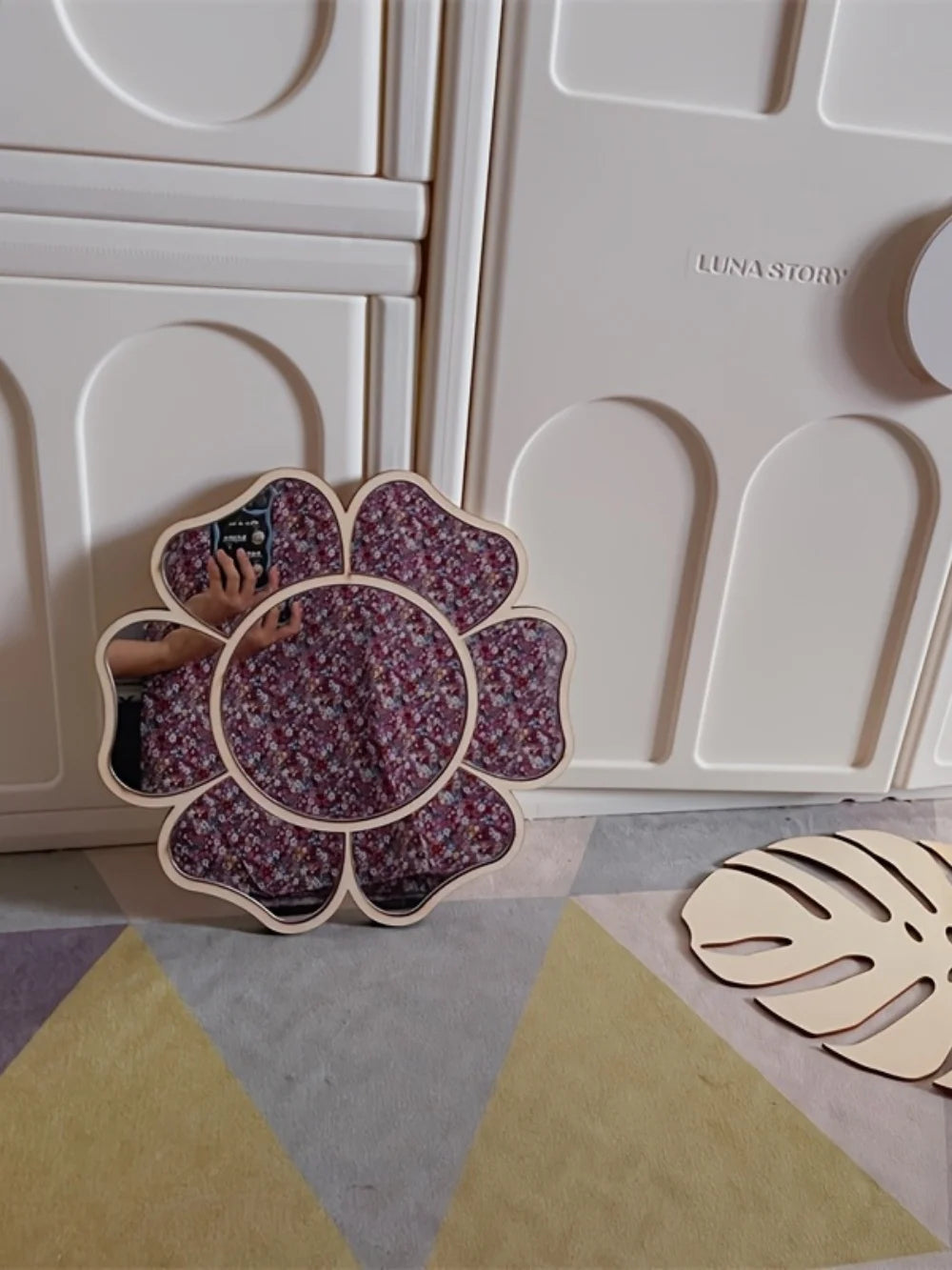 Ins Nordic Style New Small Daisy Mirror for Home Bedroom Wall Decoration, Exclusive Decorative Mirror for Girls' Rooms, Easy to Hang on the Wall, No-Drill Mirror.