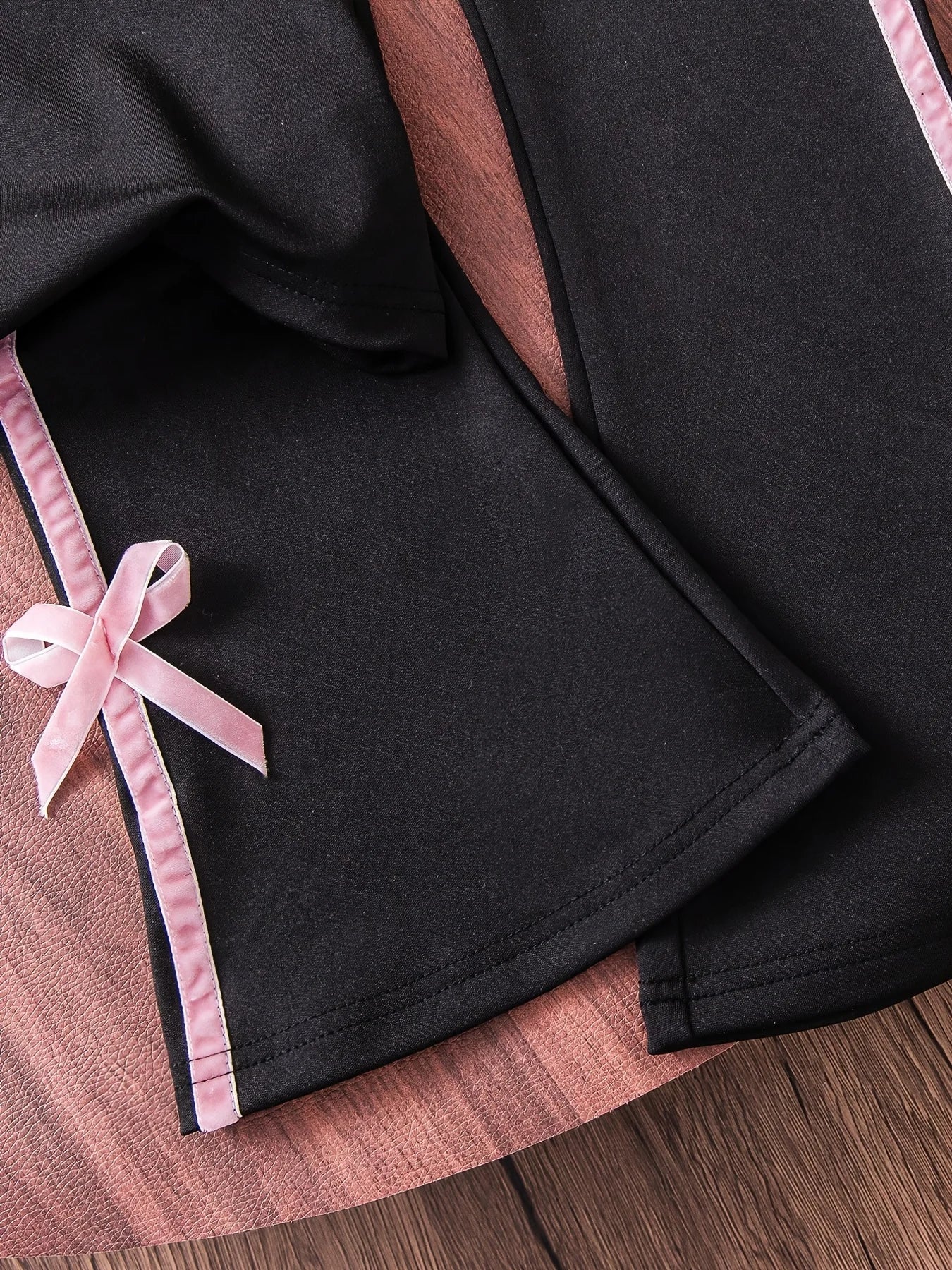 Girls' Summer Casual Outfit: Sweet and Cool Ballet-Style Black Short-Sleeve T-Shirt + Flared Pants Two-Piece Set with Playful Pink Bow, Suitable for Girls Aged 4-12, Versatile Clothing