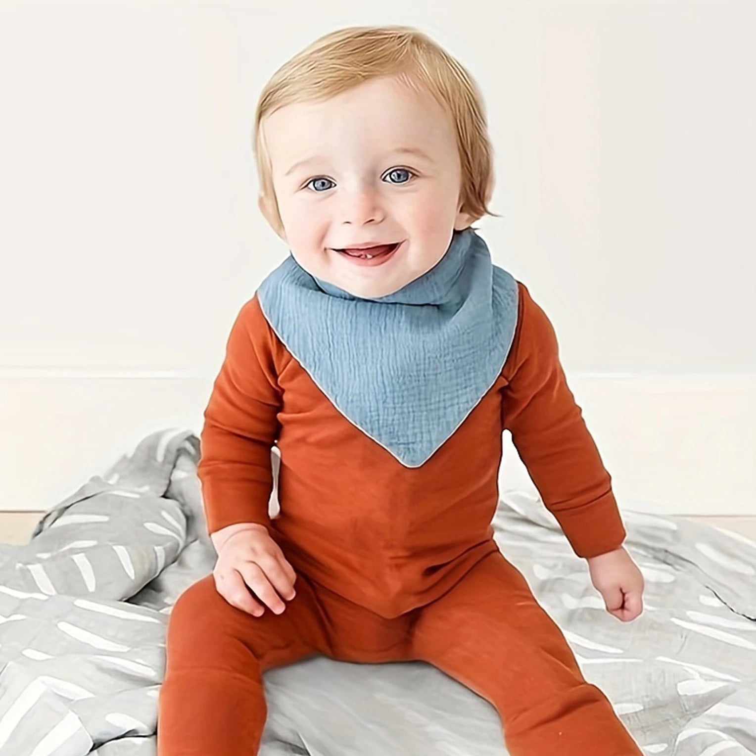 4-piece set of pure cotton baby triangle bibs, suitable for feeding during meals, with bright solid colors and stylish design,