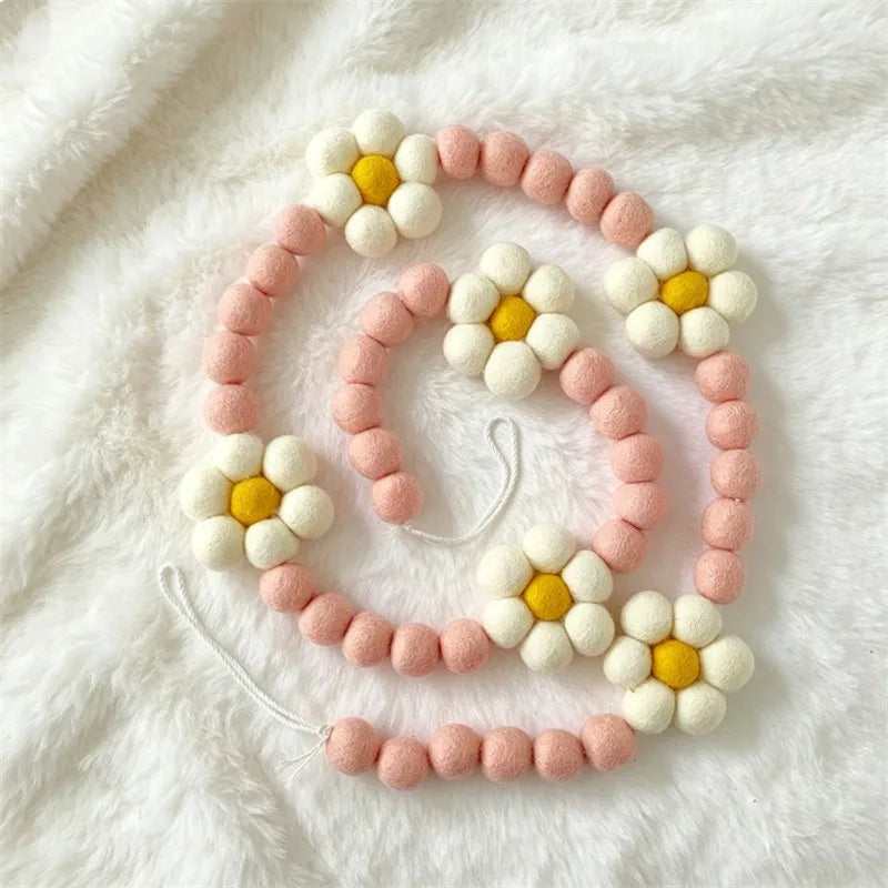 Handmade wool ball daisy garland 1.5m Nordic style felt decor with soft wool felt balls and delicate daisy pattern