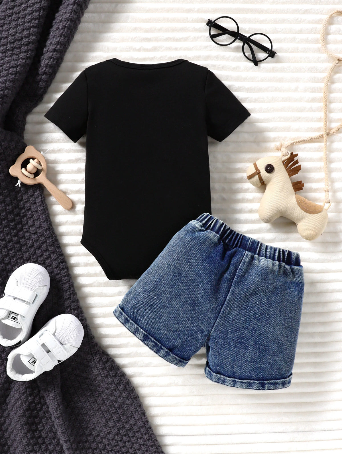 Summer Infant Girl Short Sleeve Two-Piece Set Black Star Moon Cartoon Print Bottom Covering Outfit with Torn Denim Shorts