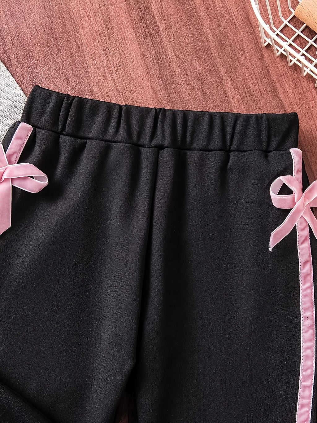 Girls' Summer Casual Outfit: Sweet and Cool Ballet-Style Black Short-Sleeve T-Shirt + Flared Pants Two-Piece Set with Playful Pink Bow, Suitable for Girls Aged 4-12, Versatile Clothing