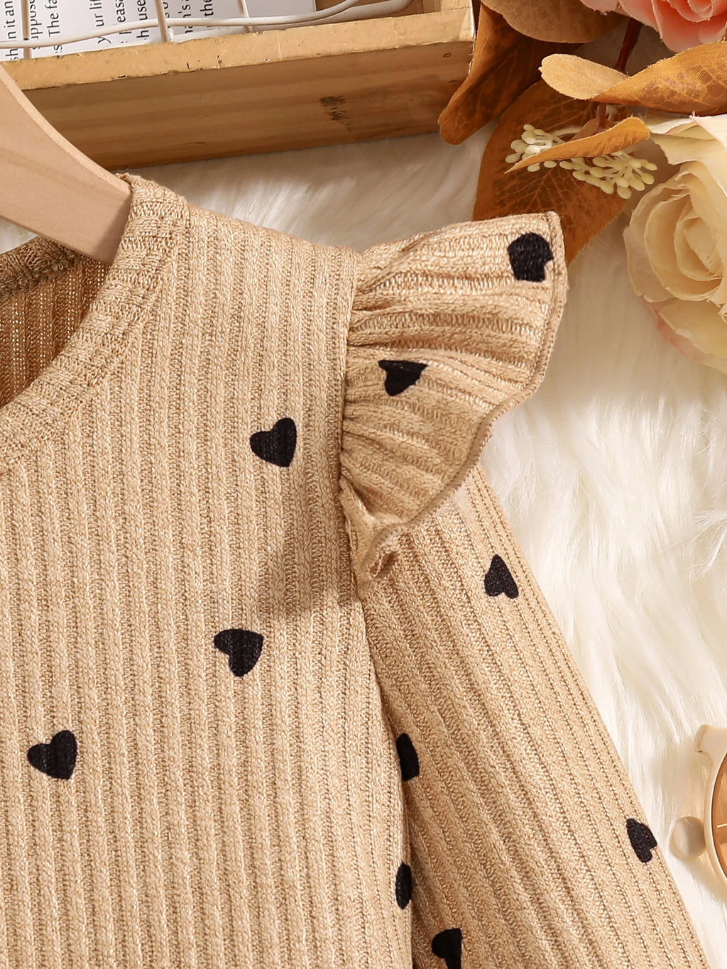 2-Piece Set for Girls in Spring and Autumn: Fashionable and Elegant Dress Set for Young Girls, Featuring a Round Neck, Ribbed Lace, Flutter Sleeves, Heart and Polka Dot Print Long-Sleeve Top + Black Skirt with Bow and Button