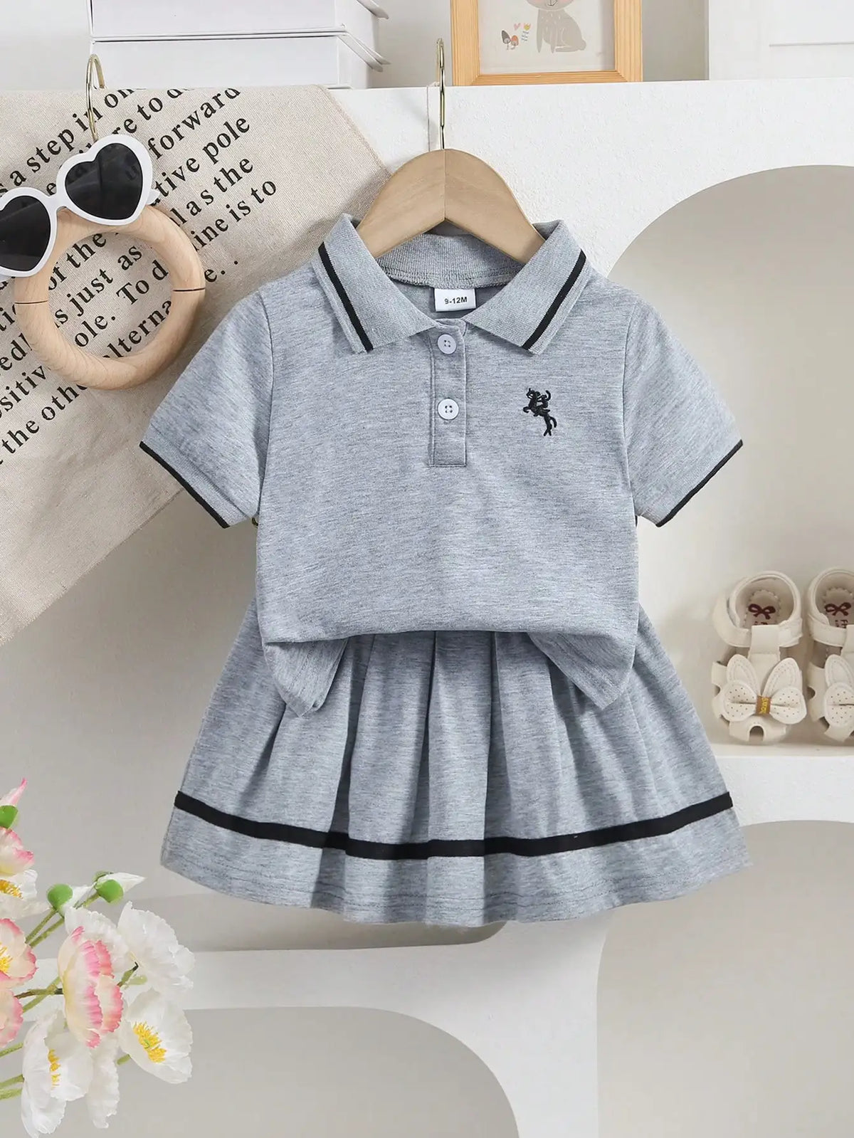 Two piece set of baby girl lace bow collar casual top and spliced skirt suitable for outdoor play, college style, cute and explo