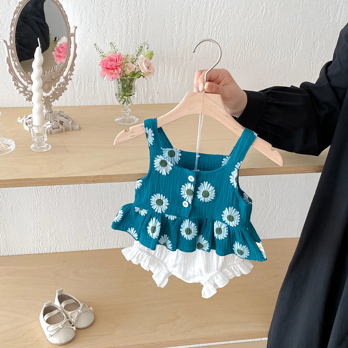 Summer Baby Girl's Daisy Printed Suspenders Top + Lace Shorts Set - Sweet Printed 2-Piece Set