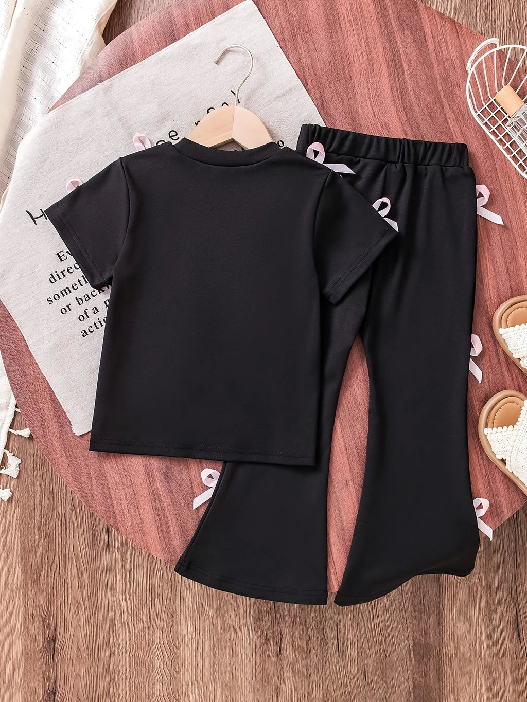 Girls' Summer Casual Outfit: Sweet and Cool Ballet-Style Black Short-Sleeve T-Shirt + Flared Pants Two-Piece Set with Playful Pink Bow, Suitable for Girls Aged 4-12, Versatile Clothing