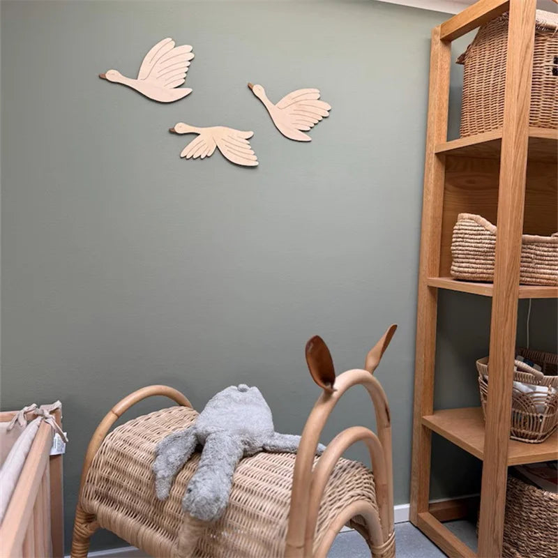 Cute Family of 3 Big Geese Wooden Geese Flying in the Sky Animal Lover's Home Bedroom Wall Decoration Boys and Girls Room Background Decoration Christmas Thanksgiving Halloween Wall Decoration Art Gift