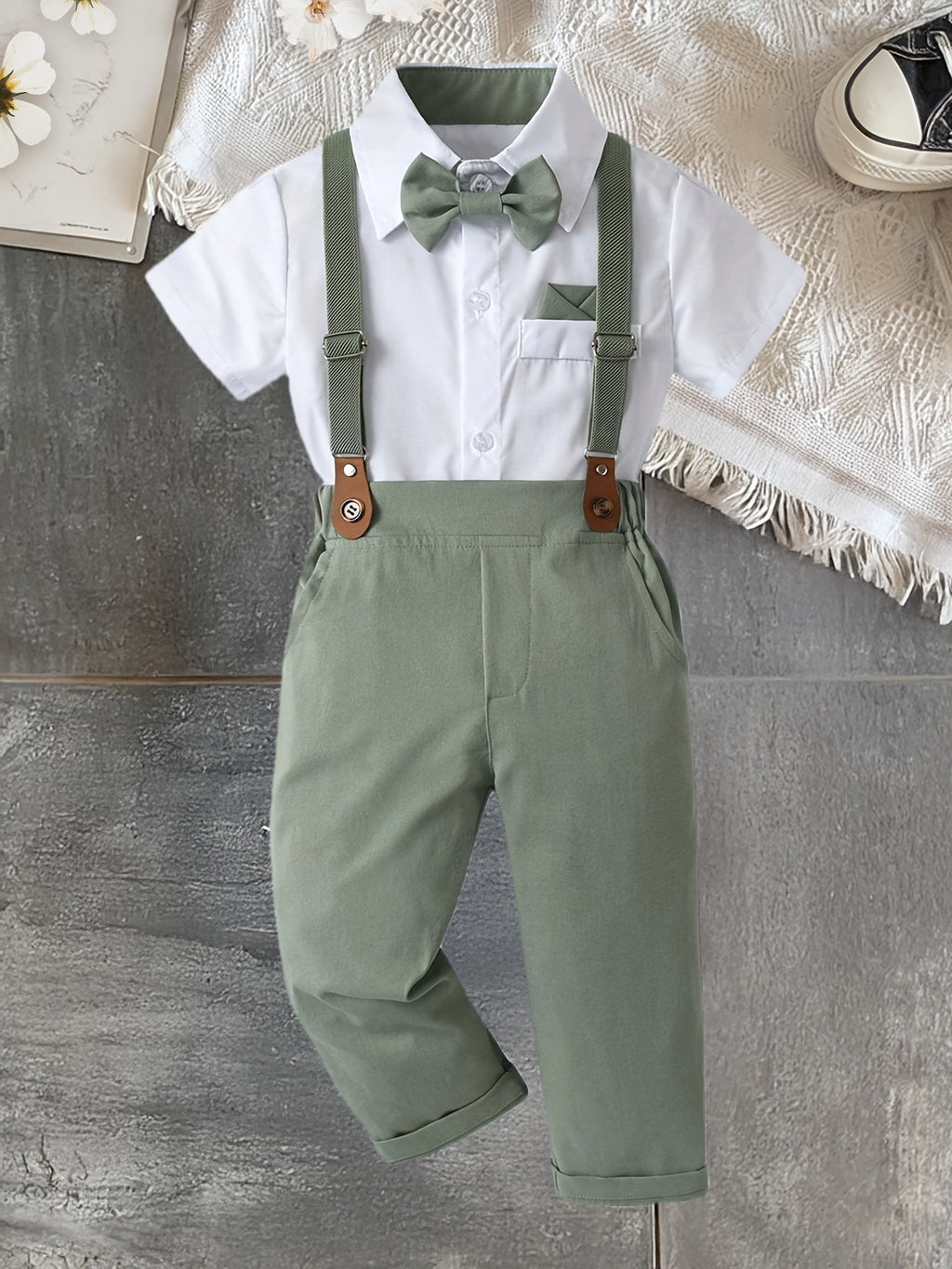 Boarnseorl Boys' Gentleman Set Two-Piece White Short Sleeve Shirt with Bow Tie and Green Long Pants Overalls Fashion Romantic Formal Wear for Performances, Parties, and Outdoor Activities