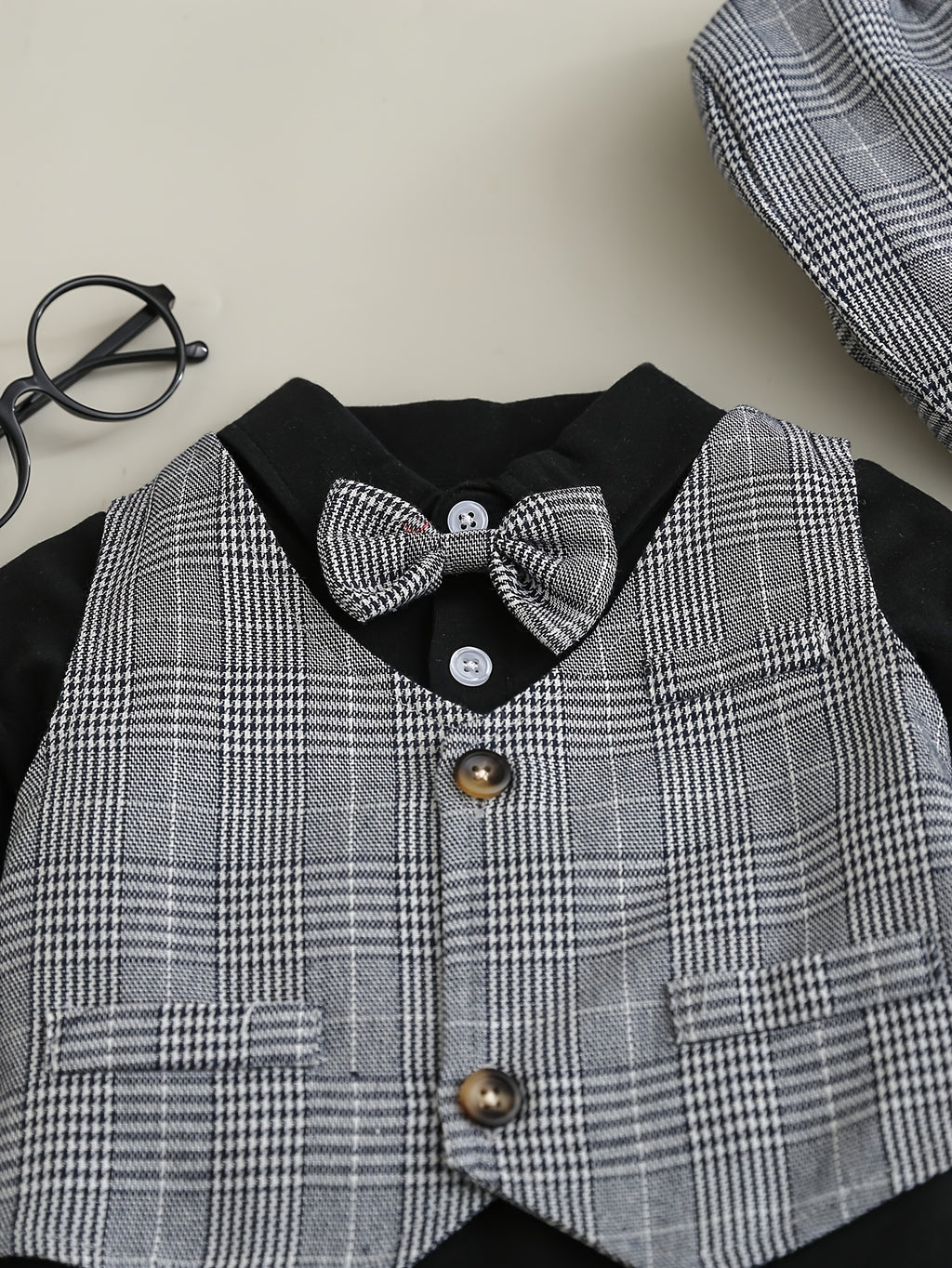 4pcs Set for Baby Boys Featuring a Gentleman-Style Minimalist Bow Tie Shirt, Vest, Hat, And Suspenders, Suitable for Autumn And Winter in a Lightweight Design