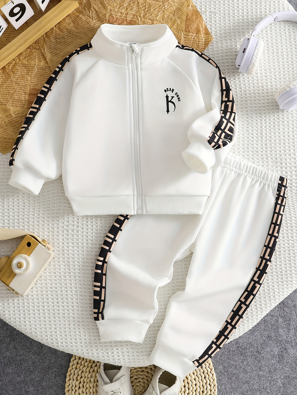 Cute Baby Boy White Stand-Up Collar Tracksuit with Side Stripes, Handsome Casual Two-Piece Set, Daily Wear, Cute Wear, Handsome Wear, for Outdoor