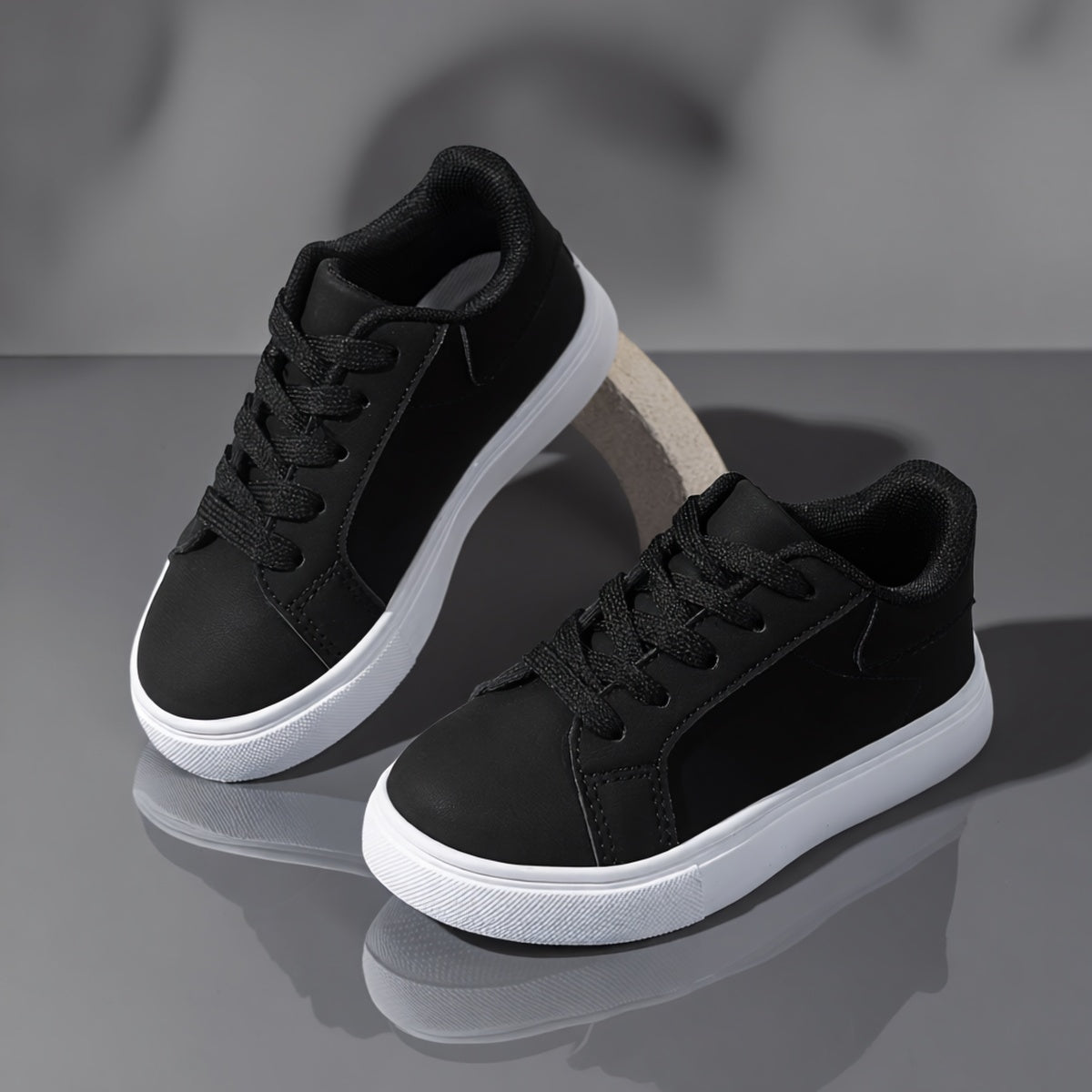 A Pair of Children's Shoes for Boys, Girls, and Teenagers, Fashionable and Versatile White Sneakers for School, Suitable for All Seasons, Casual and Sporty Canvas Shoes